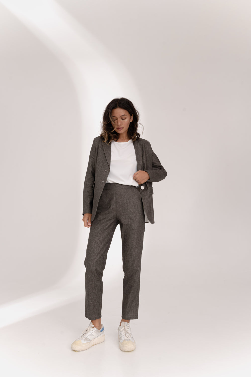 Linen trousers with elastic waistband in Hazelnut color