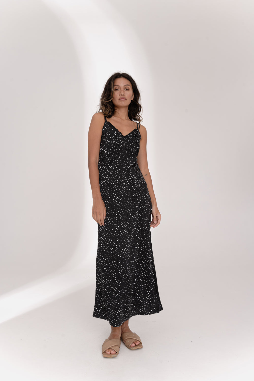 Robe midi en soie noire style lin