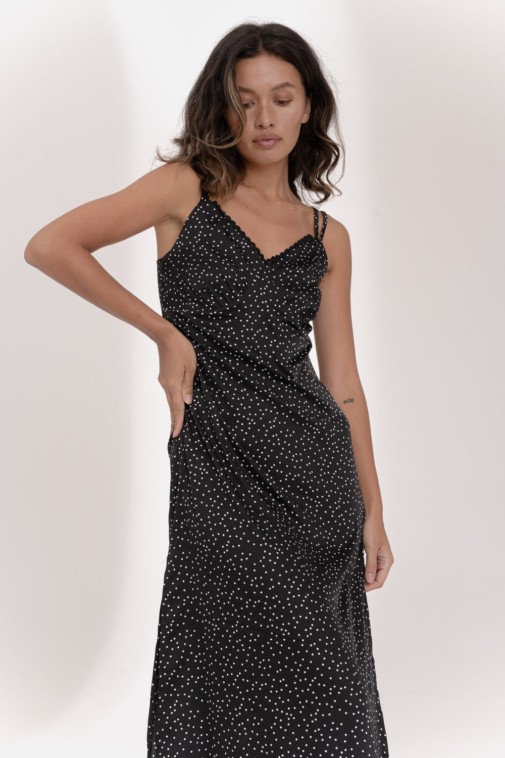 Vestido midi de seda negro en estilo lino