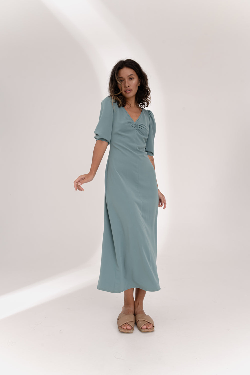 Vestido flowy verde con movimiento en el chester