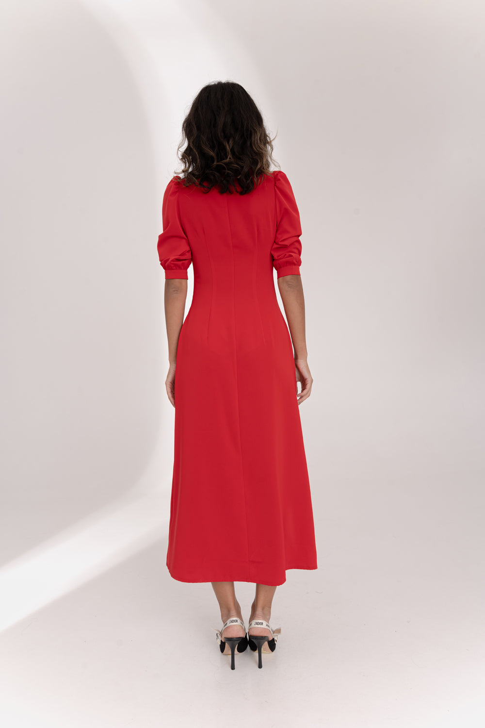 Vestido flowy rojo con movimiento en el chester