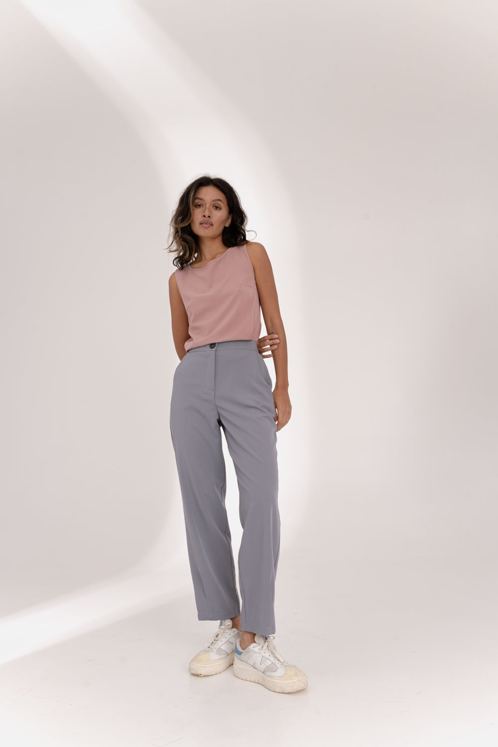 Pantalon gris avec taille élastiquée et plis à l'ourlet