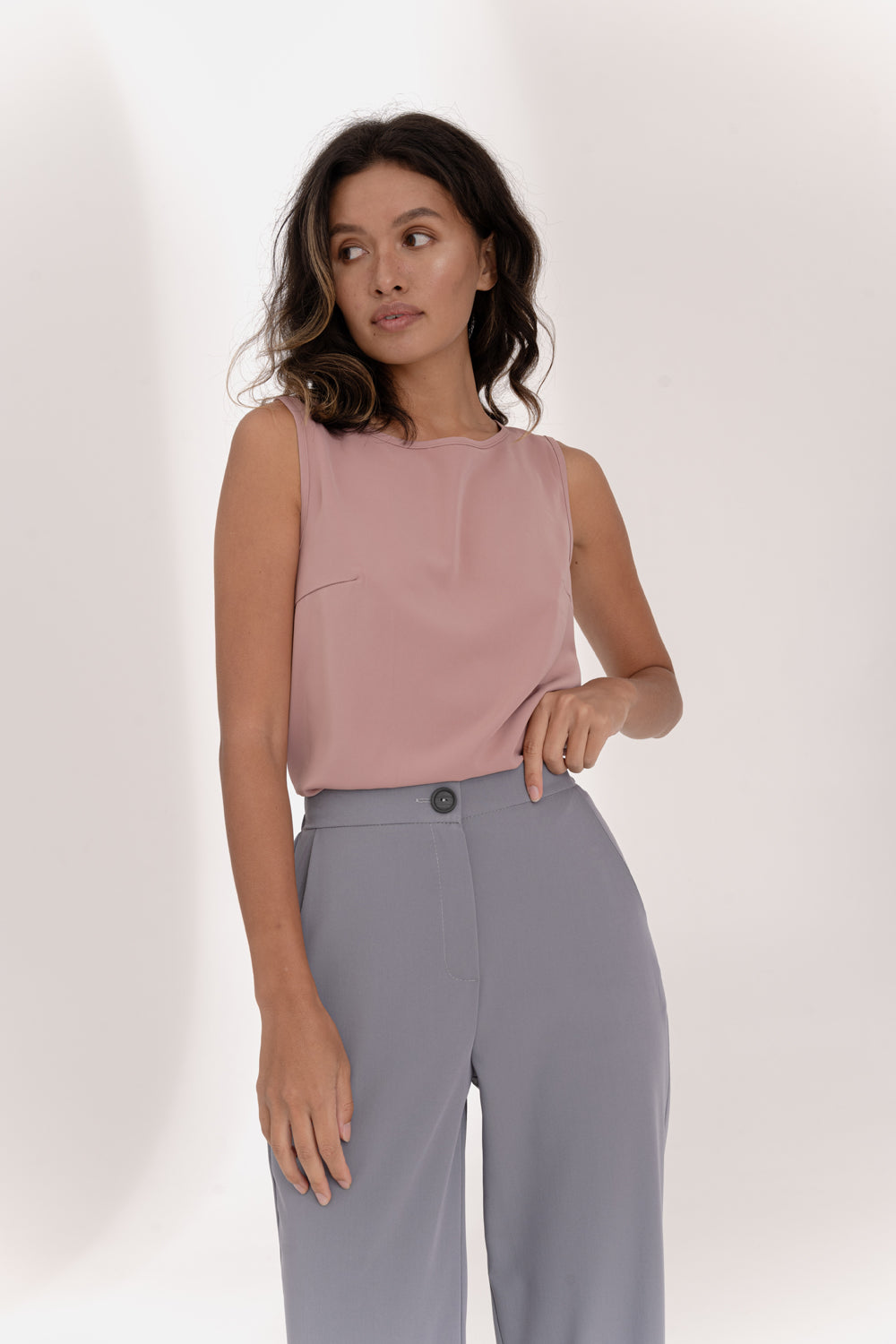 Pantalon gris avec taille élastiquée et plis à l'ourlet