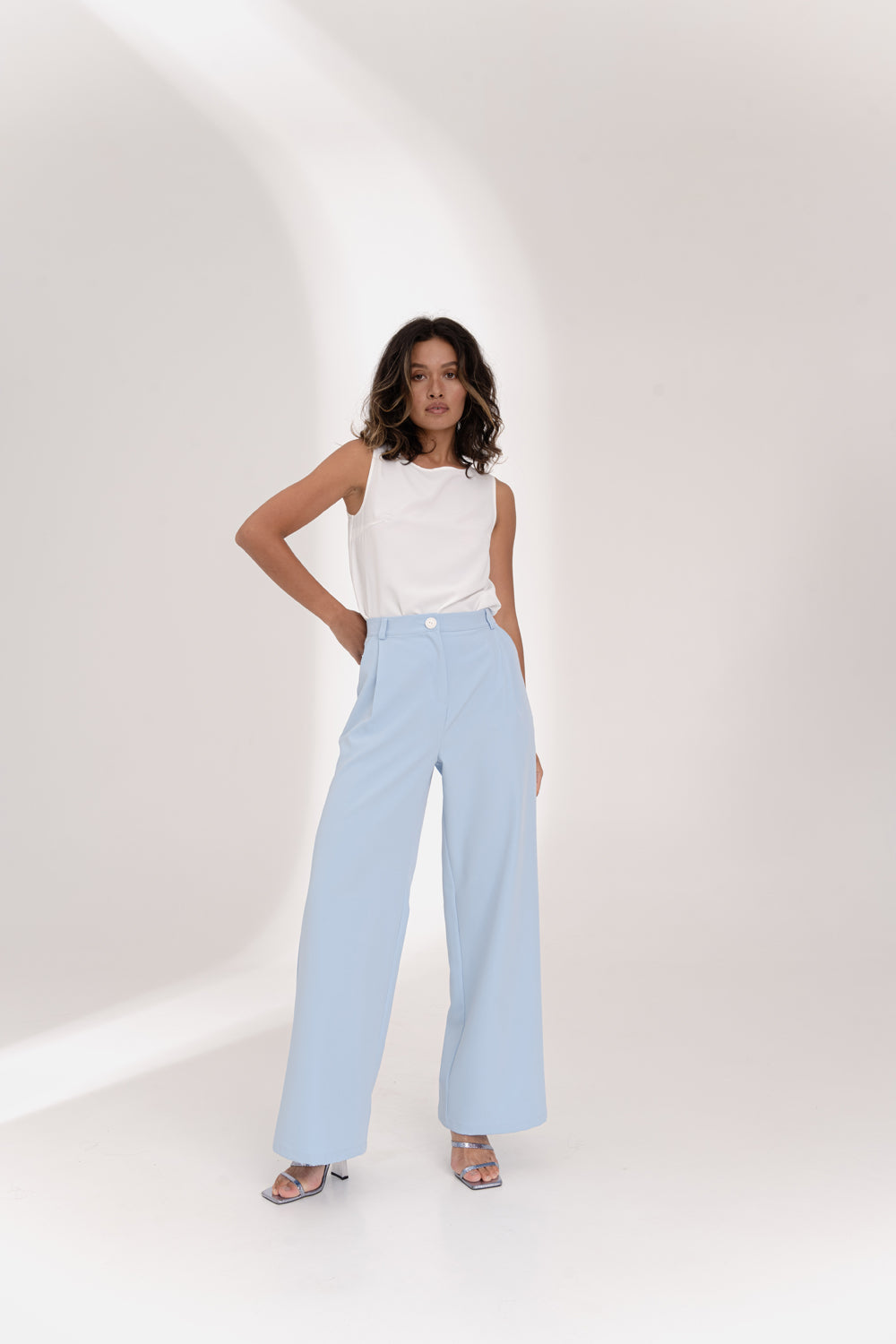 Hellblaue Hose mit weitem Bein und Seiten taschen