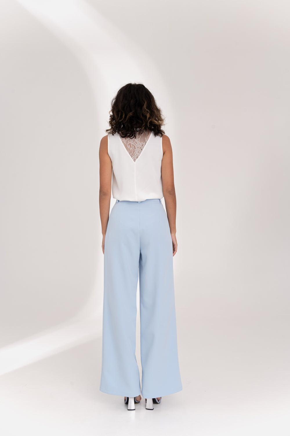 Pantalon large bleu clair avec poches latérales