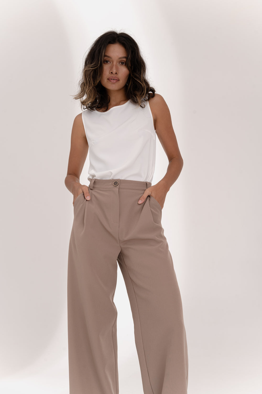 Pantaloni a gamba larga con tasche laterali in colore Mocha