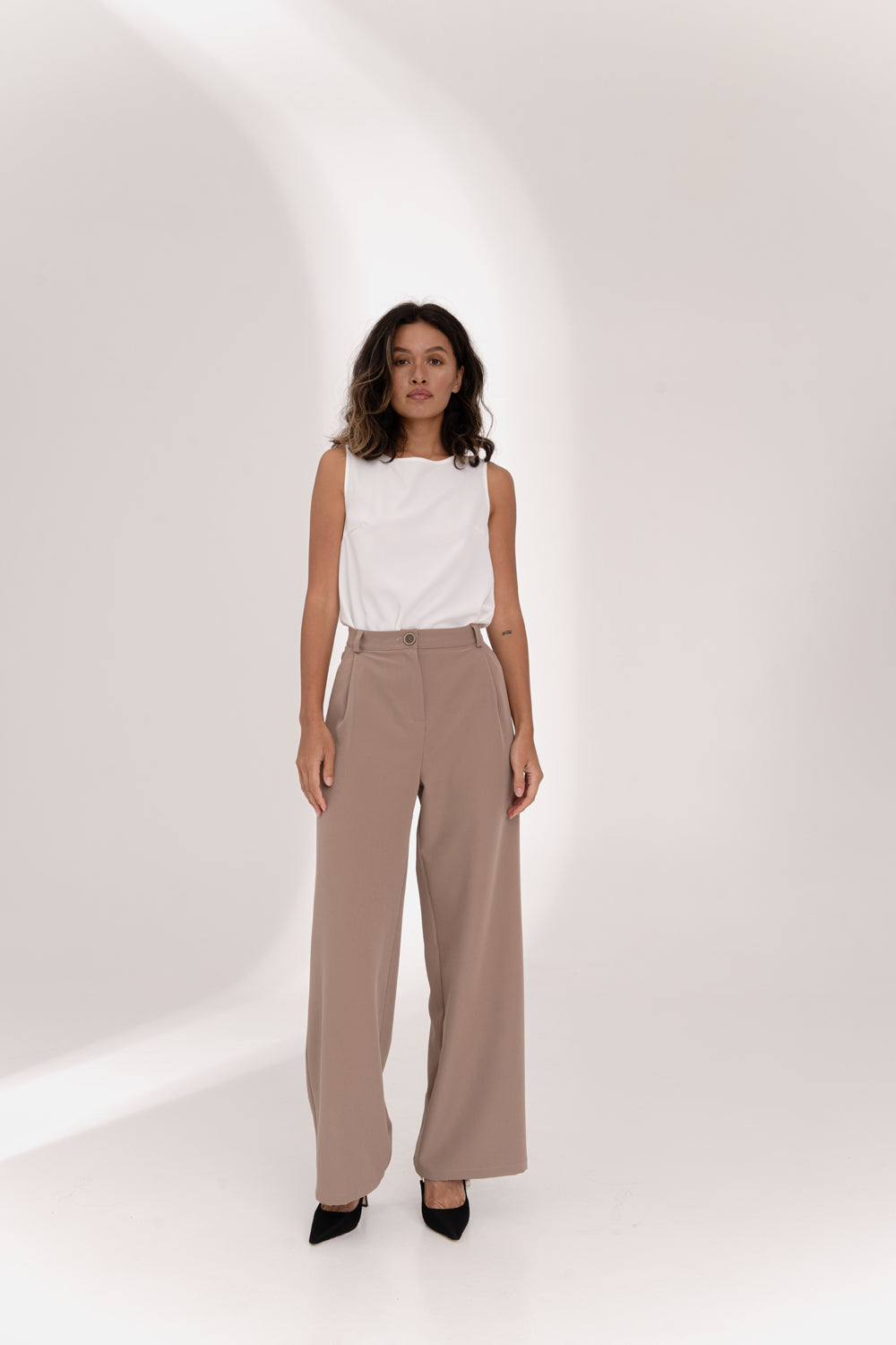 Wide-leg trousers with side pockets in Mocha color