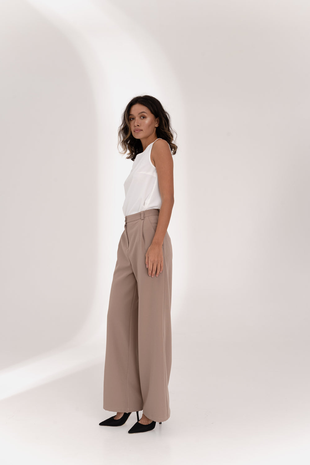 Wide-leg trousers with side pockets in Mocha color