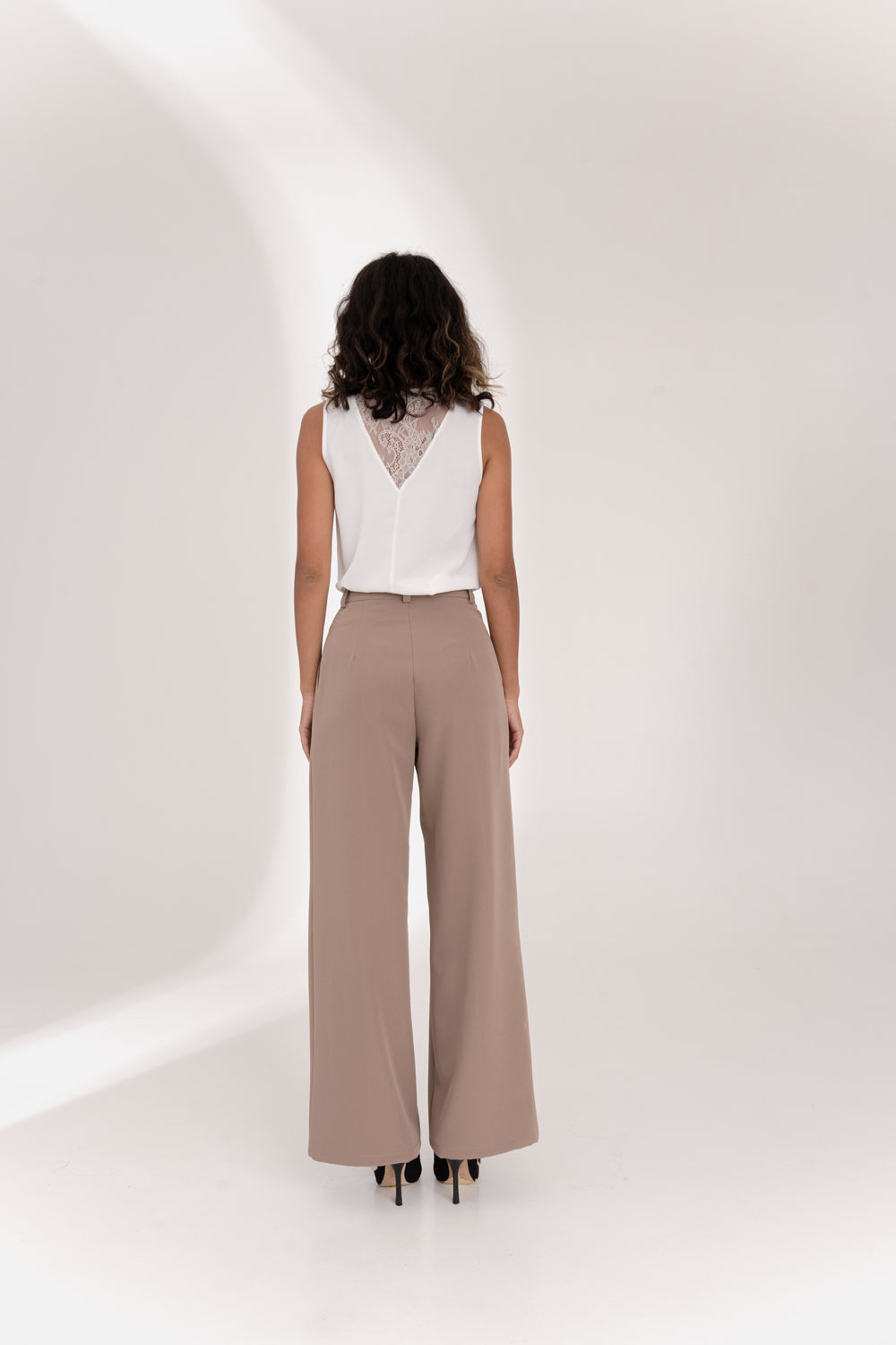 Pantaloni a gamba larga con tasche laterali in colore Mocha