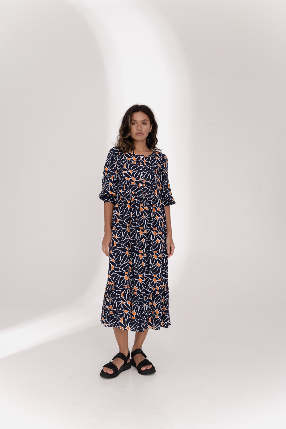 Robe midi bleu foncé avec encolure ronde.