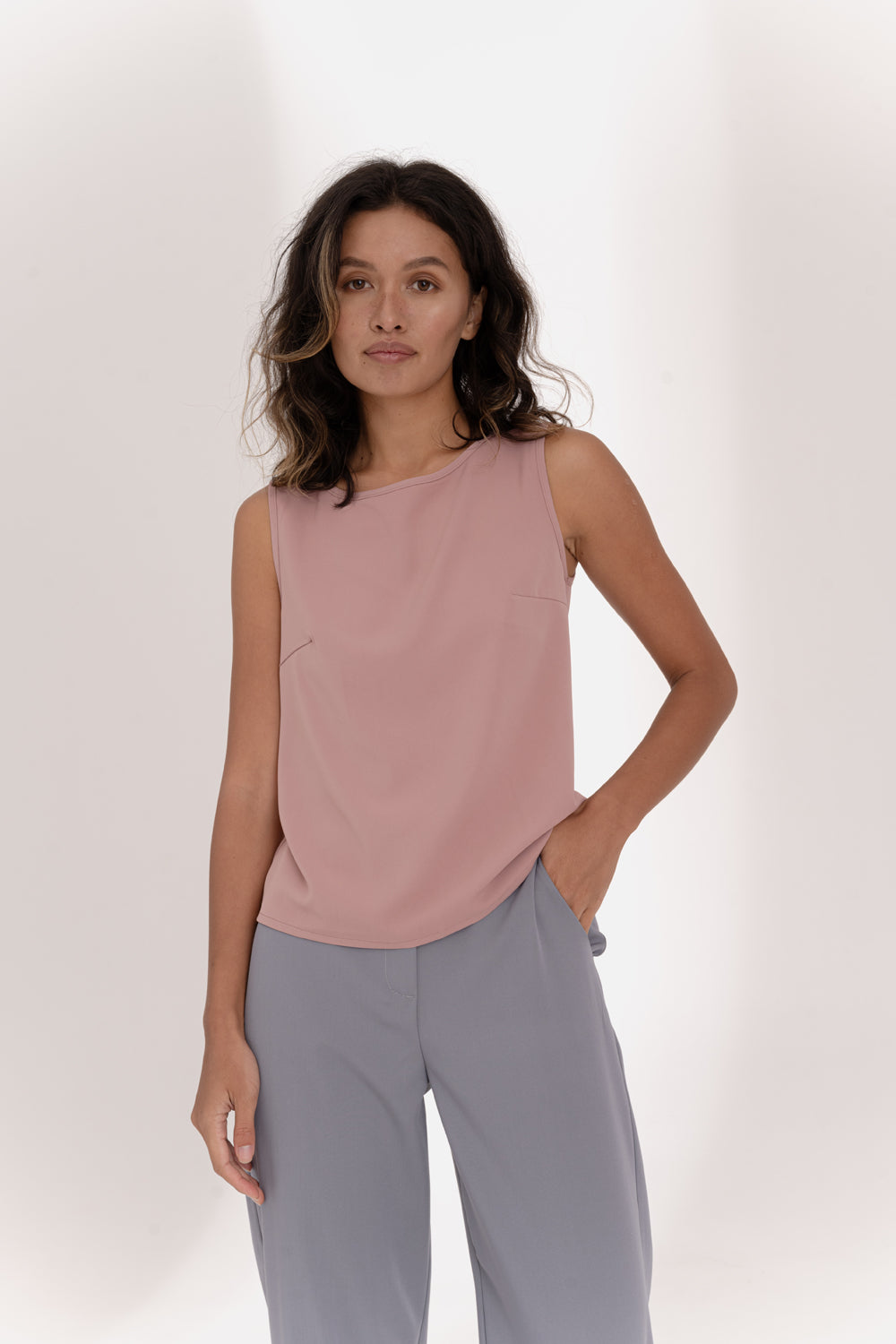 Top senza maniche rosa con inserto in pizzo sul retro