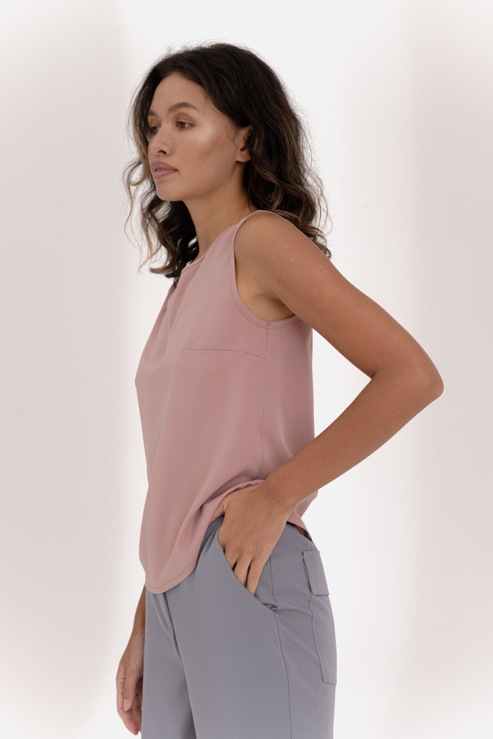 Top senza maniche rosa con inserto in pizzo sul retro