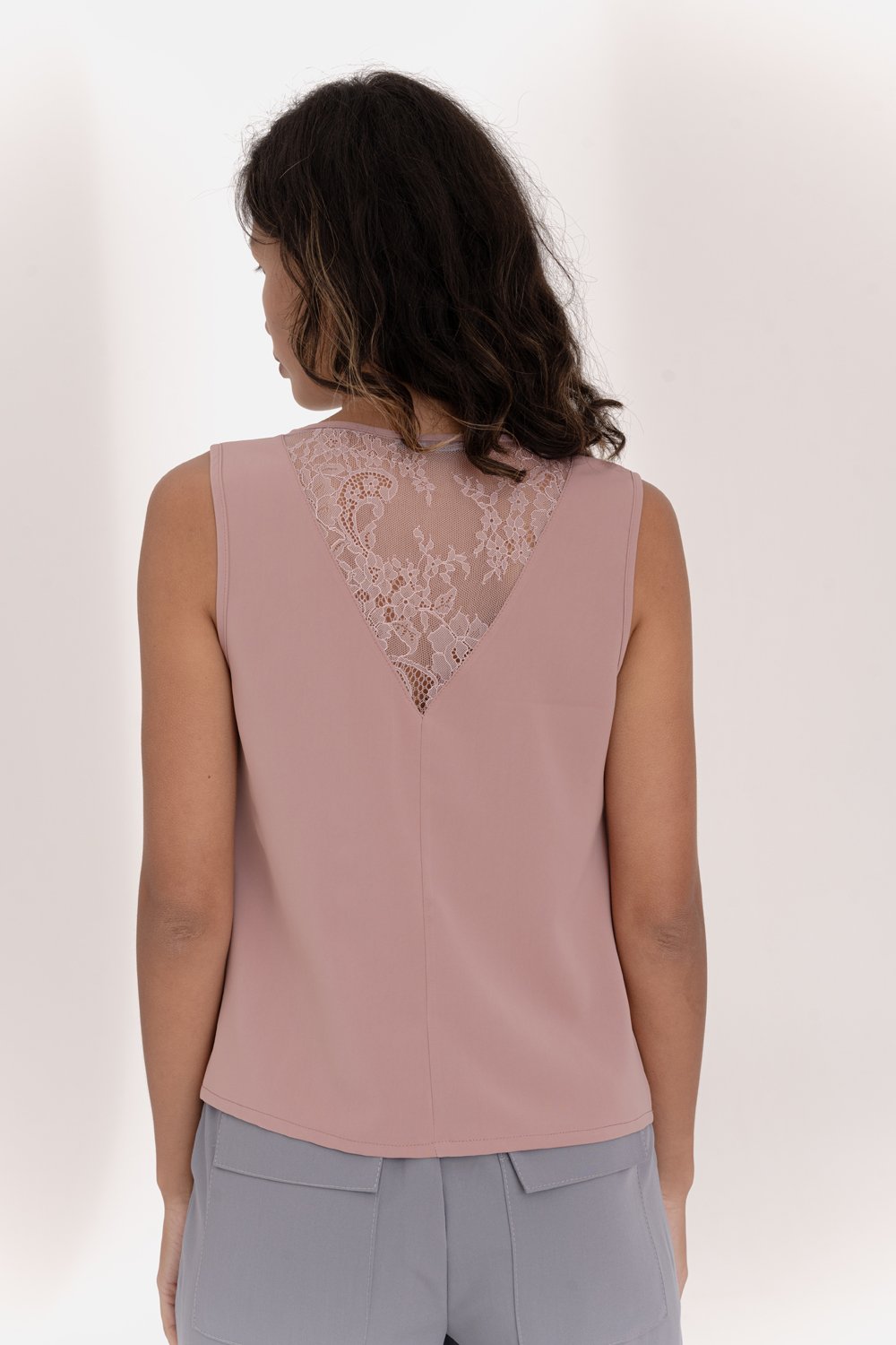 Top senza maniche rosa con inserto in pizzo sul retro