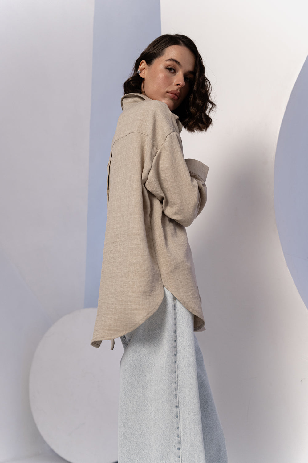 Beige oversized backless shirt