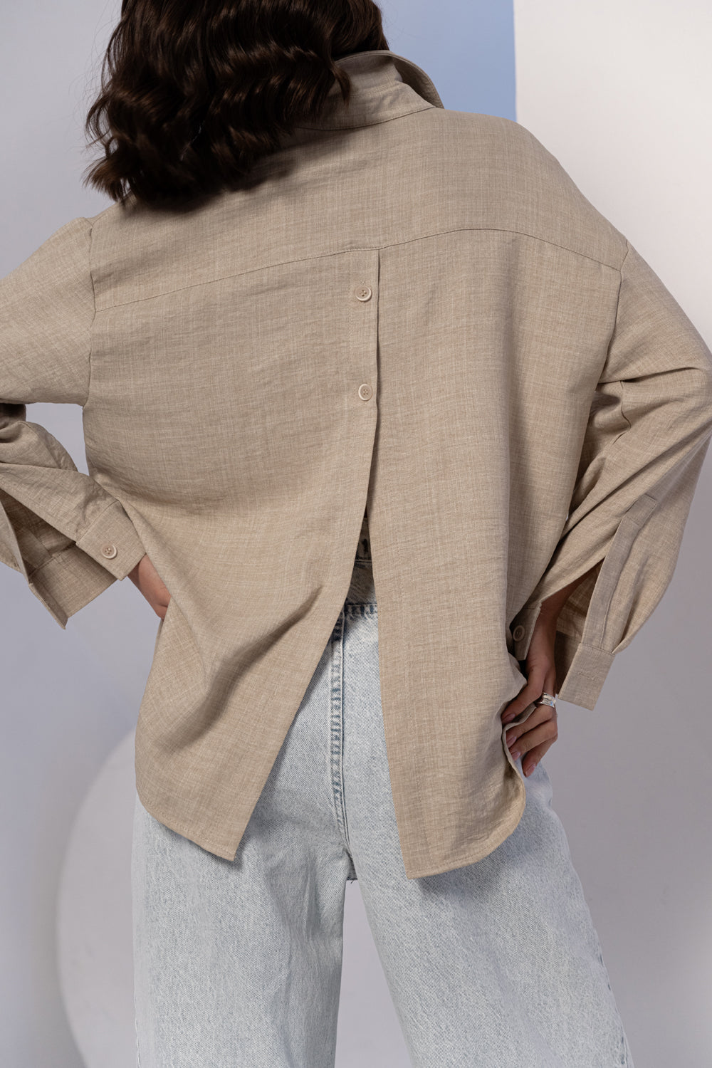 Beige oversized backless shirt