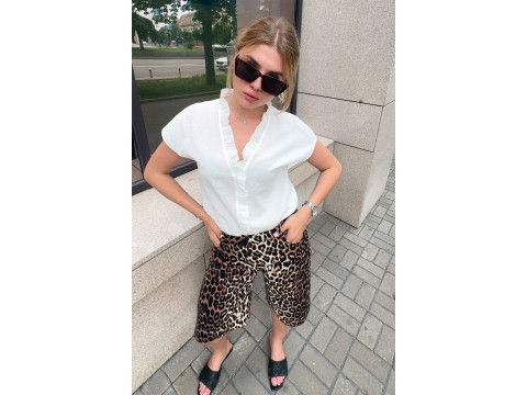 Обновите свой гардероб: голубая блузка свободного кроя с длинными рукавами