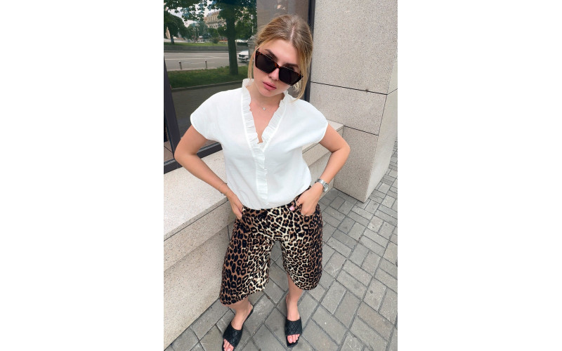 Оновіть свій гардероб: блакитна блузка вільного крою з довгими рукавами