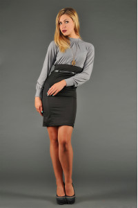 Robe grise basique, courte, ajustée, à manches longues . Gris. Серый