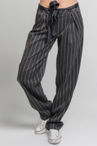 Grey loose-fitting trousers made of suiting fabric with pleats at the waist Серый