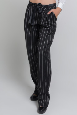 Чорні завужені штани з костюмної тканини зі складками . Черный