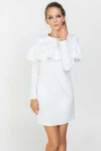 Robe blanche courte, coupe ample, avec pèlerine et poches . Blanc. Белый