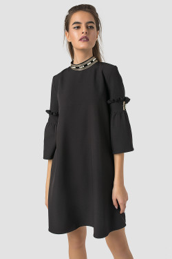 Vestido negro corto, corte trapecio, con decoración en las mangas. Negro.