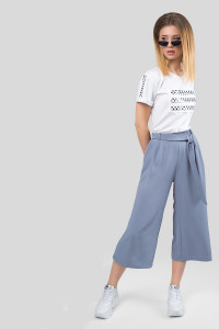 Spodnie kuloty z lejącej się tkaniny w kolorze denimu z paskiem., w kolorze Drelich Деним