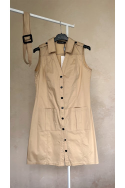 Beige -sarafan van katoen met ceintuur en zakken.