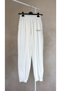 Milchfarbene, gerade geschnittene Sporthosen aus Doubleface-Stoff. Milchsäure . Молочный