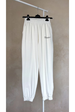 Melkvitte, rechte joggingbroek van Melkzuur.