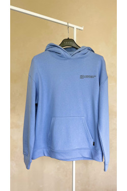 Blue hooded sweatshirt made of three-thread fleece for an everyday style.