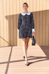 Черное платье из штапеля с пышными рукавами и кружевным воротни Черный Черный