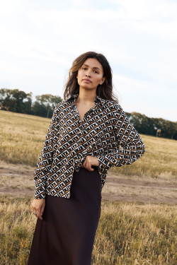 Блуза из штапеля свободного кроя с длинным рукавом карамель