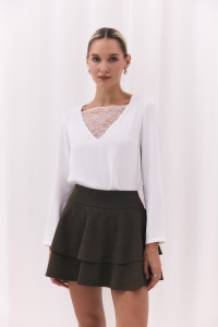 Атласная блузка с ажурной кружевной вставкой молочного цвета Молочный Молочный