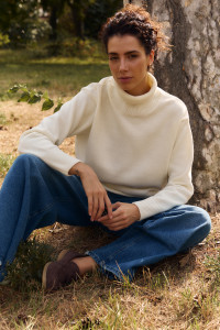 Вязаный свитер молочный с высоким воротником и боковыми разрезами Молочный