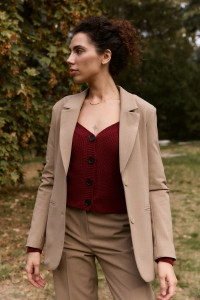 Полуприталенный бежевый пиджак женский из габардина Бежевый