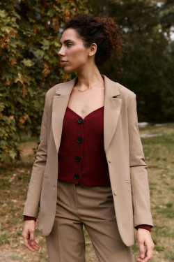 Полуприталенный бежевый пиджак женский из габардина