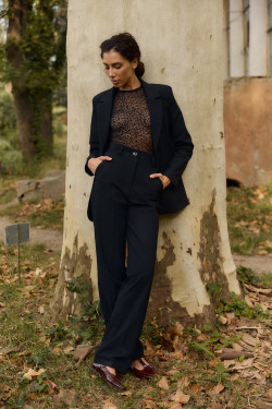 Pantalón de mujer, corte recto, negro, de oficina, de gabardina . Negro.