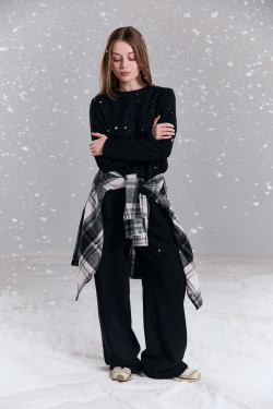 Черный теплый костюм женский из вязки с разрезами по бокам