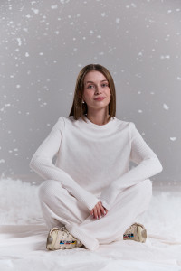 Теплый трикотажный брючный костюм молочного цвета с узором ко Молочный Молочный