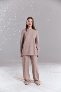 Бежевый брючный костюм женский из теплого трикотажа с узором Бежевый