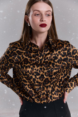 Loose-fitting satin blouse with a leopard print.