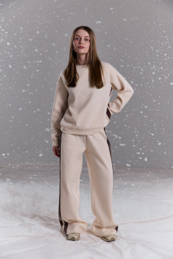 Теплый вязаный спортивный костюм цвета айвори с лампасами