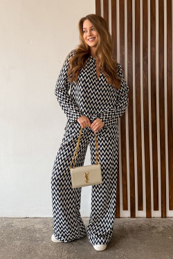 Blauw broekpak met een overhemd met rechte snit en een losse broek.