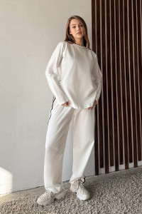 Молочний брючний костюм з двониткового трикотажу з контрастними лампасами. Молочный