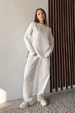 Молочний брючний костюм з двониткового трикотажу з контрастними лампасами.
