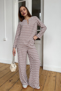 Loose-fitting trouser suit in crushed viscose in a mocha color Мокко