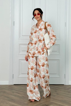 Costum cu pantaloni largi, de culoarea caramelului.