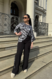 Costum Negru din mătase, format din pantaloni cu dungi laterale și bluză lejeră. Черный