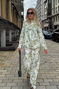 Зеленый брючный костюм с рубашкой и широкими брюками